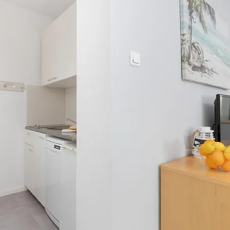 Unique & Seaside For 4 People In By Renters *